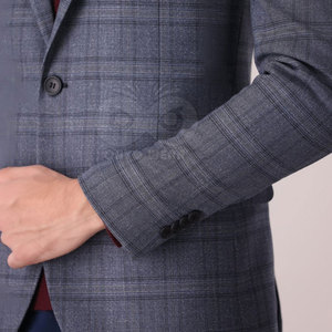 Blazer homme de qualité supérieure, conçu avec un matériau doux et respirant, offrant un look moderne et élégant pour le quotidien et le travail. - Product Image 5