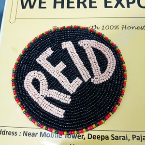 Broche Redondo Hecho a Mano con Cuentas, Insignia Étnica con Letras, Parche de Tela Multicolor Negro - Product Image 1