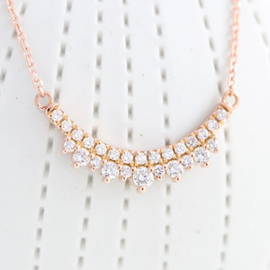 Collar de Diamantes Cultivados en Laboratorio con Barra Curva en Oro Rosa - Product Image 3