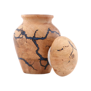 Urne funéraire artisanale en bois, figurine Lichtenberg, incrustation en résine fractale, pour cendres humaines. - Product Image 1