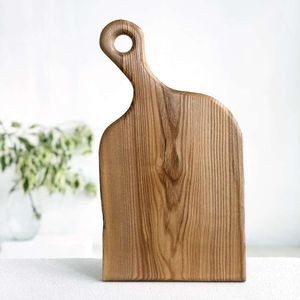 Tabla de cortar de madera resistente y de alta calidad con superficie amplia y peso equilibrado, ideal para preparaciones culinarias avanzadas. - Product Image 1