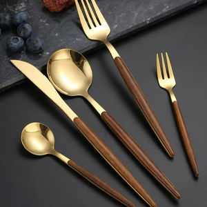 Elegante juego de cubiertos de acero inoxidable con mango de madera, que incluye cuchara, tenedor y cuchillo. - Product Image 1