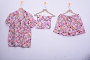 ชุดเสื้อและกางเกงขาสั้นพิมพ์ลายดอกไม้สีชมพูพร้อมกระเป๋าเข้าชุด - Product Image 3