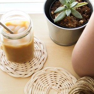 Posavasos de ratán con forma de flor, protector de mesa tejido a mano, ideal para tazas, vasos y uso doméstico elegante y ecológico. - Product Image 6