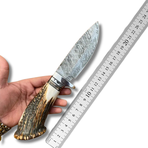 Cuchillo de caza de acero de Damasco A&M Enterprises con mango de asta de ciervo, funda de cuero, cuchillo para desollar, ideal para actividades al aire libre. - Product Image 5