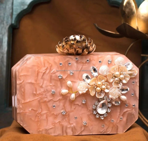 Bolso de mano con adornos de resina, cadena de latón, diseño de bordado único y refinado, acrílico de la India. - Product Image 3
