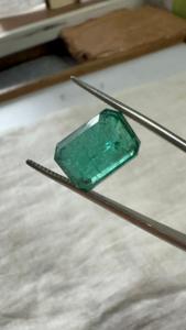 Émeraude naturelle zambienne de 4,93 carats, taille octogonale, pierre précieuse non montée |   Jai Narayan Gems - Pierre précieuse verte authentique, évaluée par un tiers, pour la joaillerie fine - Product Image 3
