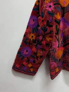 Chaqueta Suzani de Terciopelo Bordada a Mano: Abrigo Bohemio de Invierno - Product Image 3