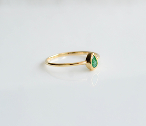 Anillo Solitario de Esmeralda Natural con Corte de Pera y Bisel de Oro de 14K, Modelo The Verdant Tear Drop - Product Image 2