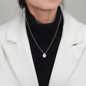 จี้เพชรทรงลูกแพร์เพาะเลี้ยงในห้องปฏิบัติการ ได้รับการรับรองจาก IGI  ตัวเรือนทองคำ โรสโกลด์ ไวท์โกลด์ หรือเงิน สี D-E-F ความใส VVS-VS พร้อมสายสร้อย - Product Image 1