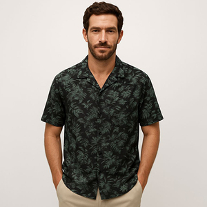 Camisa de manga corta con estampado tropical para hombre: esta camisa con estampado tropical oscuro ofrece un estilo informal de isla con un toque elegante y moderno. - Product Image 1