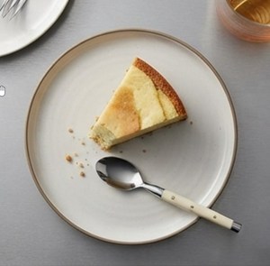 Cuchara minimalista de acero inoxidable con mango ligero, apta para lavavajillas, utensilio de servir ideal para catering y comedor. - Product Image 3