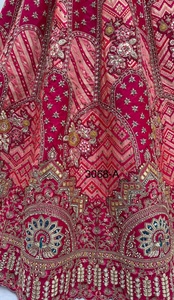 Lehenga Choli de créateur lourd et élégant pour mariée, en soie Gadhwal Banarasi, avec broderies à la main en miroir, Gotta Patti, Dabki doré et motifs en relief, tenue de mariage pour femme - Product Image 4