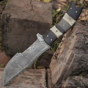 Cuchillo de caza y camping industrial hecho a mano con hoja serrada de 12 pulgadas de largo total, punta de clip, acero de Damasco y mango de cuerno. - Product Image 4