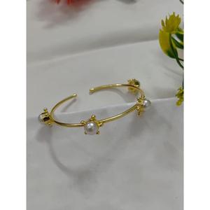 Boucles d'oreilles clous géométriques en perles pour femmes - Bijoux tendance religieux en alliage de zinc plaqué or 18 carats - Product Image 1