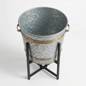 Support de plante en fer galvanisé fait main de 32 cm, avec rivets en laiton Sarai et sangles en laiton rivetées, pour décoration intérieure et pot de plante - Product Image 3