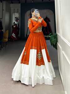 Conjunto de Lehenga Choli listo para usar para Navratri, con tela de rayón de diseño que se ha enriquecido con el tradicional patchwork Gamthi y un toque de Gota Patti. - Product Image 4