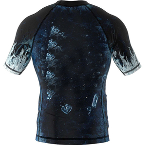 เสื้อรัดกล้ามเนื้อสำหรับ MMA BJJ แบบ OEM ออกแบบเองได้ พิมพ์ลายแบบ Sublimation ป้องกันรังสียูวี เสื้อรัดกล้ามเนื้อผู้ชายแบบสั้น UPF50+ รับทำโลโก้ตามสั่ง - Product Image 2