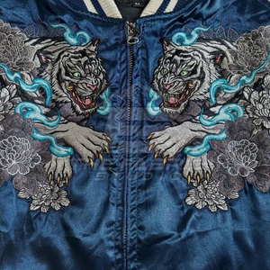 Chaqueta Sukajan Moderna y Ligera para Hombre, Tejido Satinado de Moda, Patrón Bordado Detallado, Cierre Frontal, Transpirable y Ecológica - Product Image 6