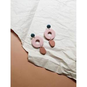 Boucles d'oreilles en résine haut de gamme, élégantes, faites à la main, avec des perles, pour les fêtes, les occasions décontractées, les tenues festives, durabilité longue durée - Product Image 3