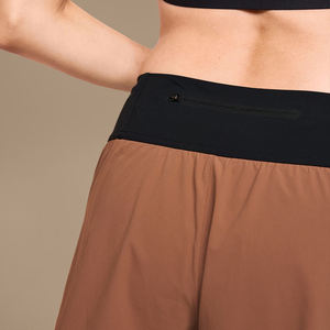 Shorts de sport pour femmes, coupe régulière, respirant, en spandex/polyester, taille élastique, avec poche arrière, pour la salle de sport, la remise en forme et la course à pied (2-en-1) - Product Image 3