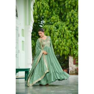 Robe de soirée en soie Vichitra brodée avec dupatta - Product Image 4