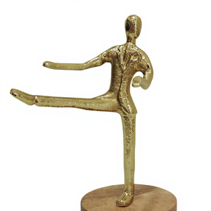 Sculpture moderne en aluminium doré représentant une danseuse sur socle en bois - Figurine abstraite, décoration d'intérieur, statue pour salon, bureau, étagère, art - Product Image 1