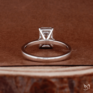 Superbe bague de fiançailles moderne en or blanc 10 carats avec diamant de laboratoire émeraude taille étagée de 2 carats, sertie en cathédrale, modèle solitaire - Product Image 2