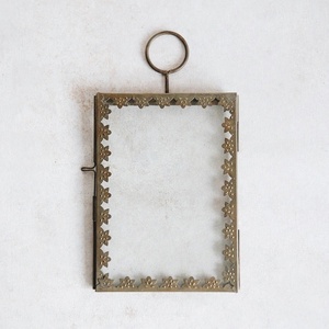 Cadre photo floral en laiton avec anneau de suspension et bordure ornée pour décoration murale, décoration intérieure et souvenirs spéciaux - Product Image 6