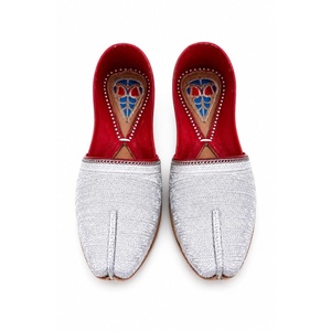 Khussa traditionnel pakistanais de qualité supérieure, brodé à la main, fabriqué à Multani |   Chaussures pakistanaises Khussa pour mariage, en velours - Product Image 2