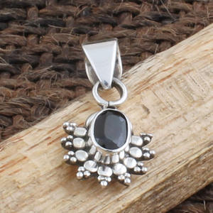 จี้พลอยโกเมนสีแดงธรรมชาติ เงินแท้ 925 ชุบแพลตตินั่ม งานแฮนด์เมดสไตล์วินเทจ พลอยประจำเดือนมกราคม คริสตัลบำบัด คุณภาพดี - Product Image 1