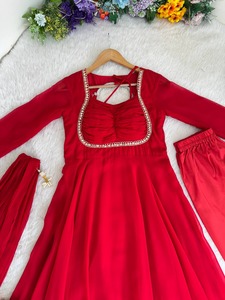 Robe longue en georgette de renard, fabriquée en Inde, élégante, avec dupatta et pantalon, collection de vêtements de soirée à broderies lourdes, en vente. - Product Image 4