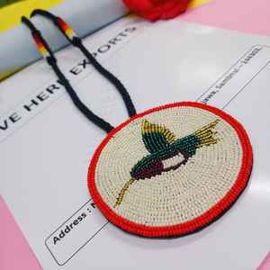 Collier pendentif oiseau artisanal perlé avec perles colorées vertes, dorées, violettes, blanches et rouges et cordon long pour un style artistique et culturel - Product Image 3