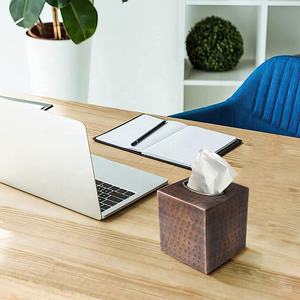 Boîte à mouchoirs en métal fini cuivre antique forme carrée porte-mouchoirs faits à la main pour salon et bureau décor de bureau - Product Image 2