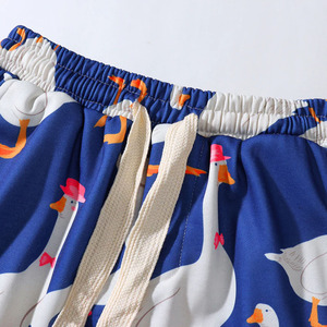 Nuevos pantalones cortos cargo casuales de verano para hombre con estampado de ganso, ajuste holgado, estilo urbano, cintura elástica con cordón, multibolsillos, para playa y surf. - Product Image 3