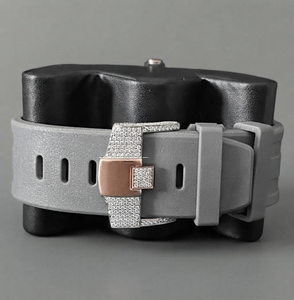 Montre chronographe de luxe en or rose avec lunette sertie de diamants, cadran analogique, bracelet en caoutchouc - Product Image 4