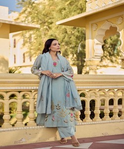 Ensemble haut et bas en soie Chanderi avec broderie, style Riche Look, avec dupatta, tenue de fête, prix de gros, vêtement ethnique, bleu ciel - Product Image 1