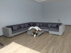 Ensemble de canapés en rotin contemporain pour l'extérieur avec coussins gris et table basse en verre pour usage en jardin - Product Image 3