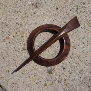 Épingle à cheveux classique en bois léger, faite à la main, durable, en bambou et en bois, bâtonnet à cheveux artisanal - Product Image 1