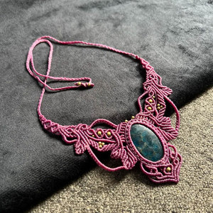 Collar de Macramé Hecho a Mano con Apatita Azul, Cordón Morado, Estilo Boho Tribal, Gargantilla con Piedras Preciosas, Joyería Artesanal - Product Image 5