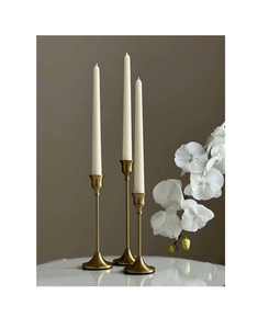 Ensemble de bougeoirs contemporains en argent, faits à la main, durables, pour la décoration de Noël à la maison, arrangement élégant pour les fêtes, sophistiqué - Product Image 4