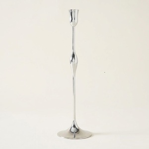 Support de bougie en cuivre moderne de style mid-century, candélabre à 3 têtes pour la décoration de table festive et l'aménagement d'hôtels haut de gamme - Product Image 6