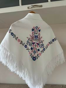 Châle triangulaire blanc brodé de fleurs avec franges roses et bleues, écharpe en soie brodée à la machine, châle tendance - Product Image 2
