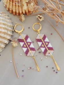 Boucles d'oreilles faites à la main avec perles, ton or, violet et blanc, design géométrique, bijoux tendance, détails exquis - Product Image 6