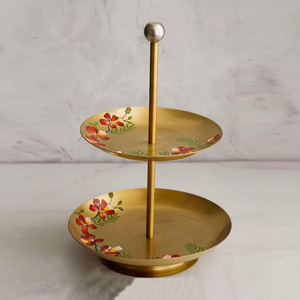 Soporte para pasteles de metal dorado de dos niveles hecho a mano con detalles florales pintados, varilla central y un mango superior redondo para servir. - Product Image 1