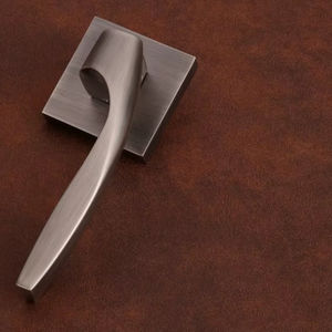 Poignées durables en laiton et zinc pour meubles d'hôpitaux, d'écoles et de centres commerciaux, disponibles en gris professionnel et en or. - Product Image 3