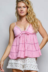 Camiseta con volantes y ribete bordado con cuello en V POL - Product Image 2