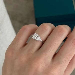 แหวนเพชรเลี้ยงในห้องปฏิบัติการ Moi Et Toi ทรงมรกตและทรงสามเหลี่ยม ทองคำขาว 18k สองเม็ด สำหรับผู้หญิง งานแต่งงาน/หมั้น รับรองโดย IGI - Product Image 3