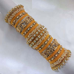 Bracelets en velours Meenakari plaqué or sertis de pierres Pota et de perles bracelets élégants en perles - Product Image 1
