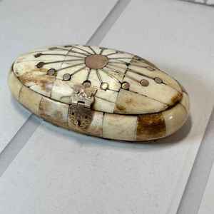 Boîte décorative hexagonale en os sculptée à la main, de qualité supérieure, pour bijoux, cadeau, nouveauté créative, décoration d'intérieur - Product Image 2